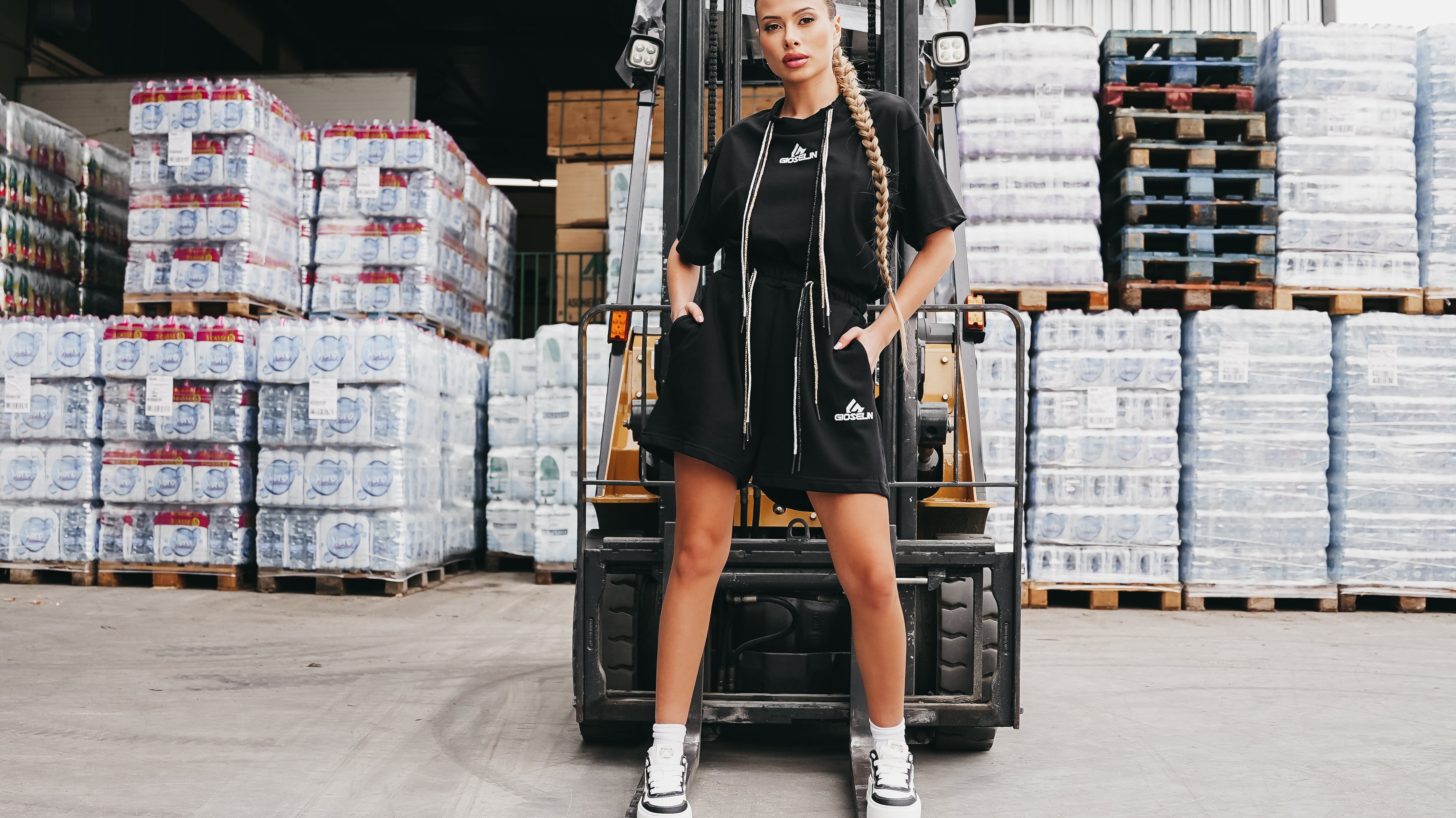 Un'Esplosione di Creatività: Lo Shooting della Collezione Primavera 2024 in un Ingrosso di Bibite