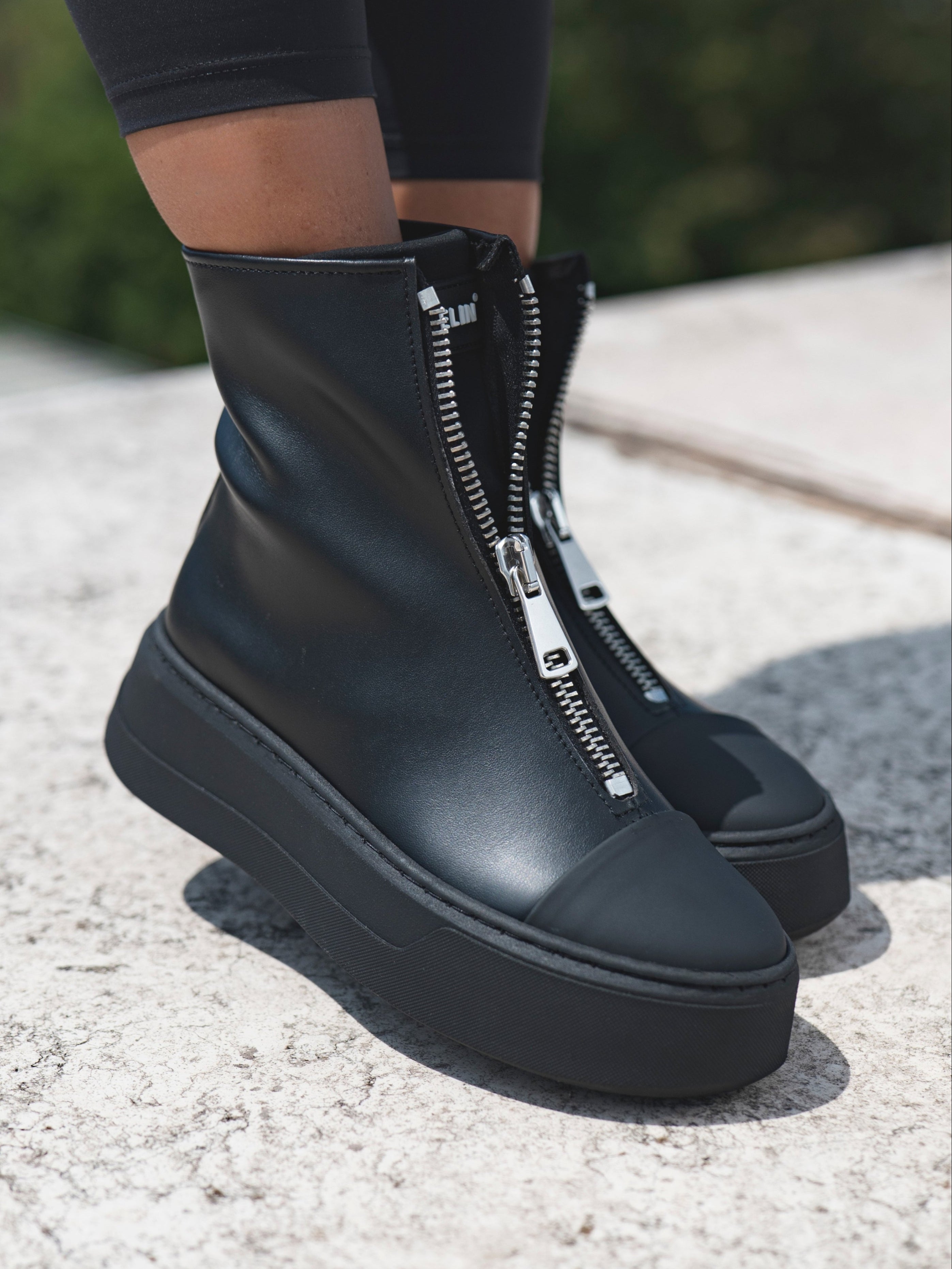 LIGHT - Line Total Black