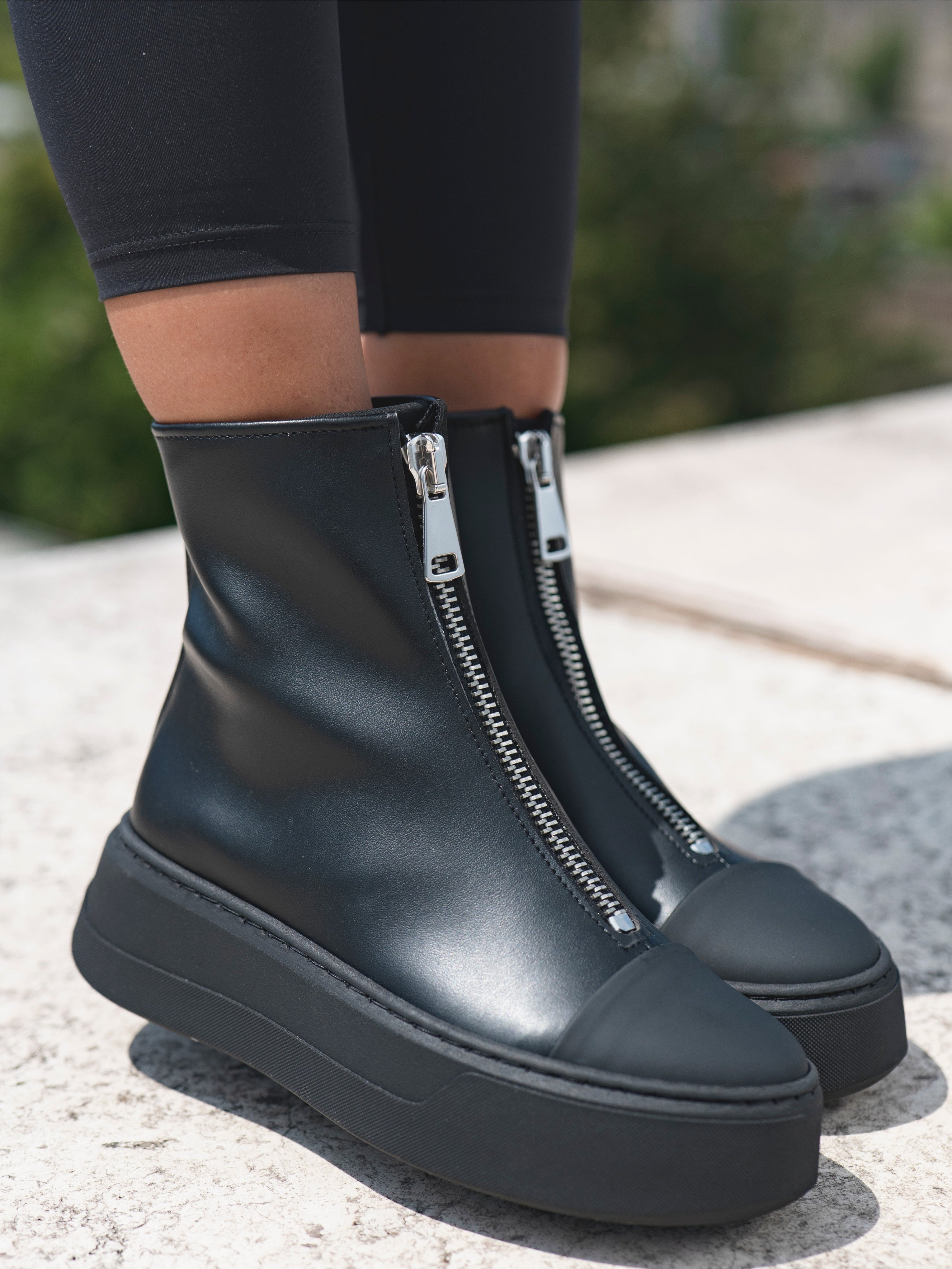 LIGHT - Line Total Black