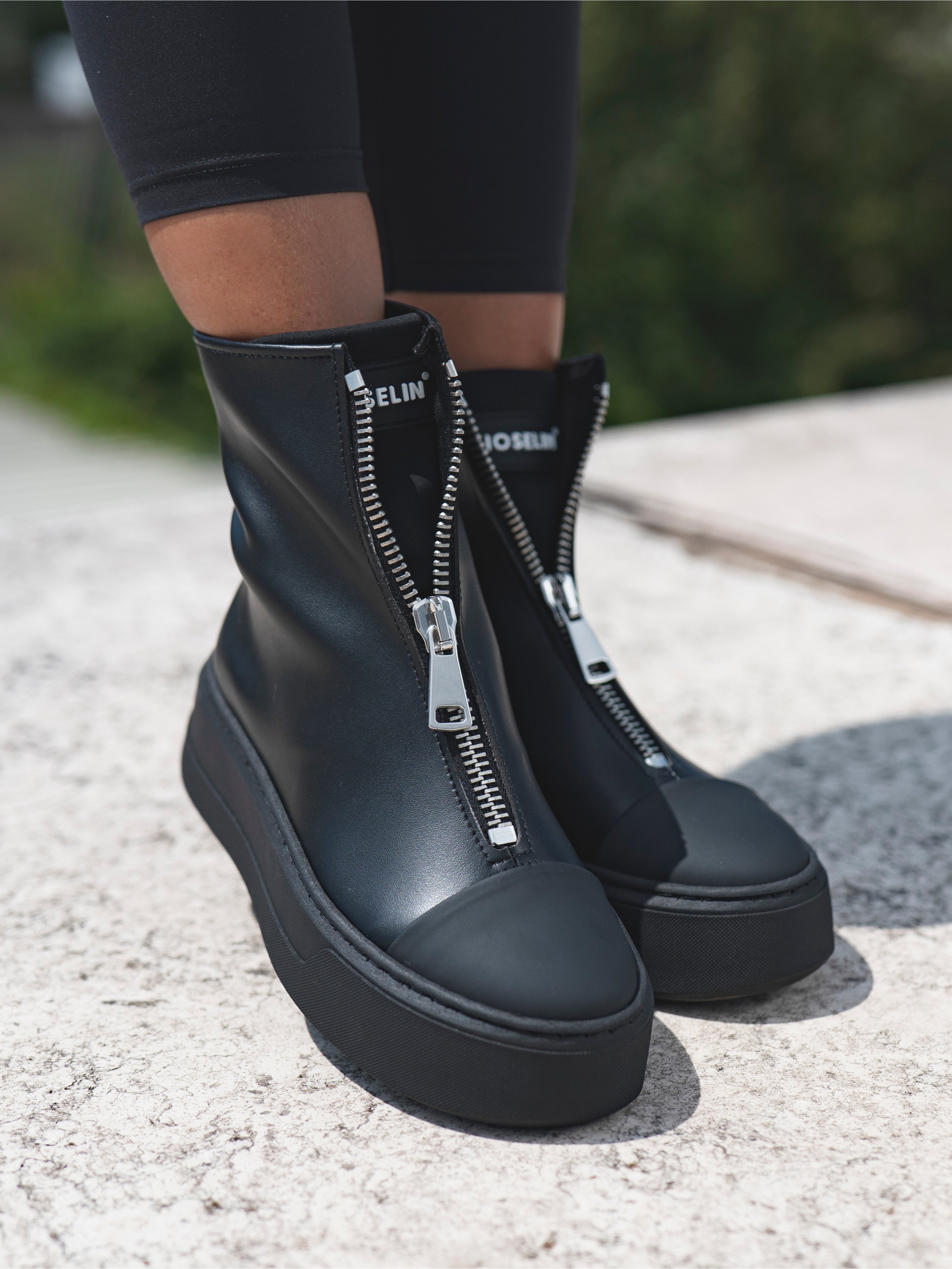 LIGHT - Line Total Black